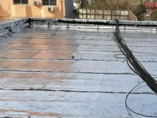 港口卫生间漏水维修公司分享下港口屋面楼顶防水刚性防水层施工要点。